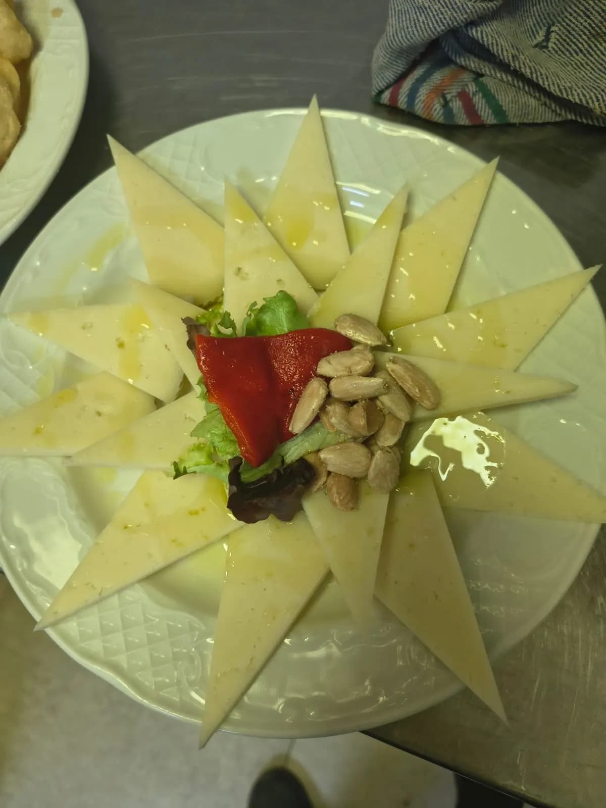 Queso manchego con almendras