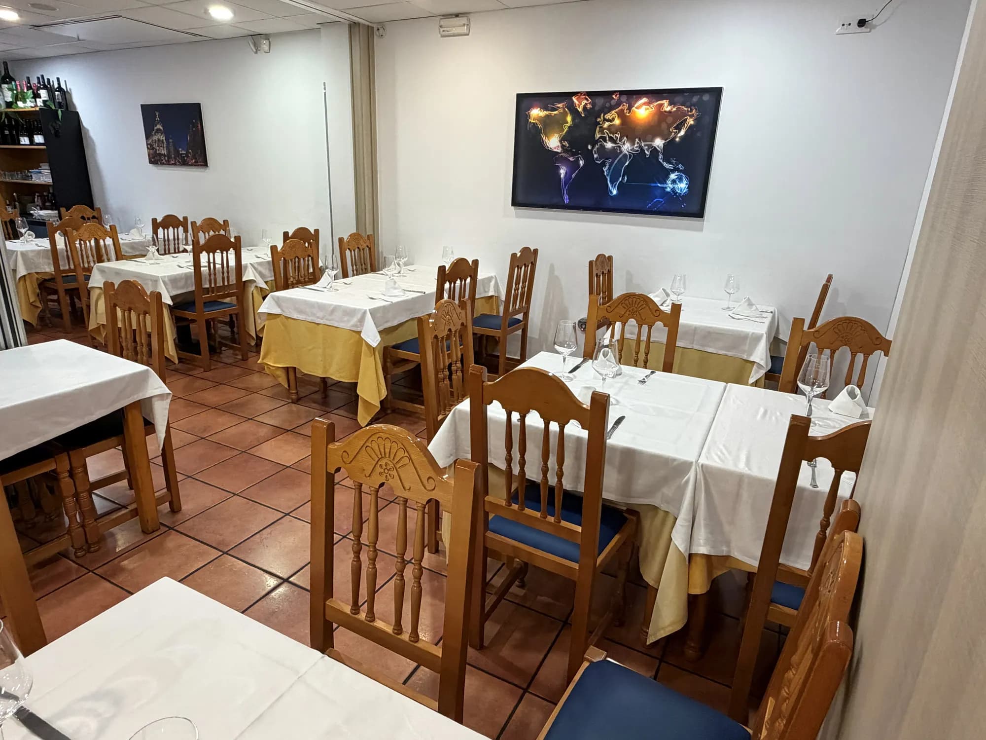 Comedor de EU MUNDO con el mapamundi en la pared